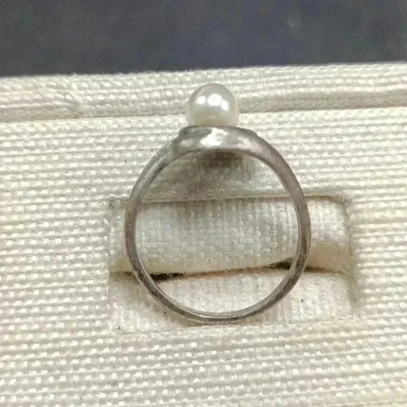 Sterling Silver and White Pearl Ring - Picture 2 of 2